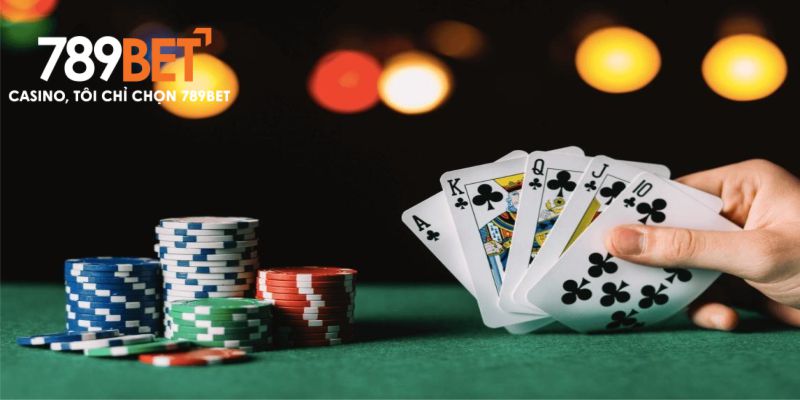 Poker đang bluff trong bàn cược kịch tính